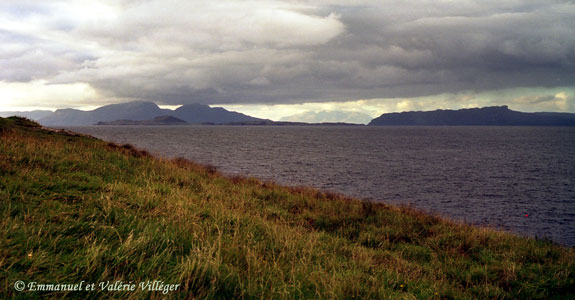  Ardnamurchan point. Au loin dans la lumière : les Cuillins de Skye 
