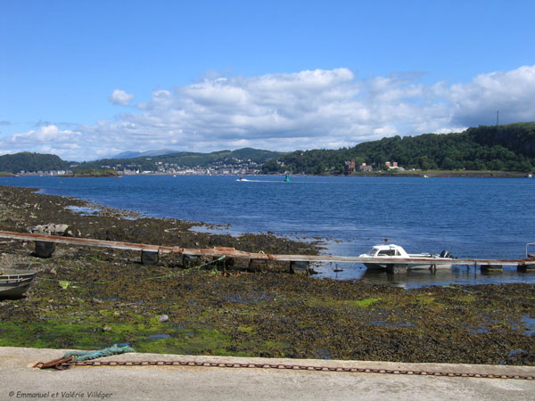 A midi, le conducteur du bas prend sa pause, ce qui laisse le temps de profiter de la vue vers Oban.