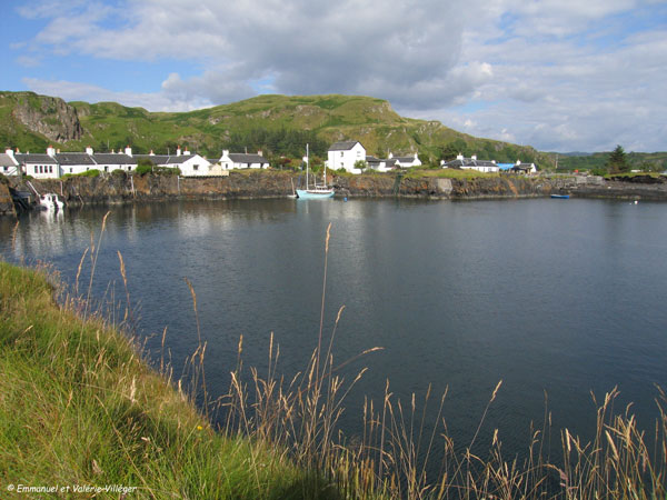 Ellanbeich, vue sur les maisons blanches du village.