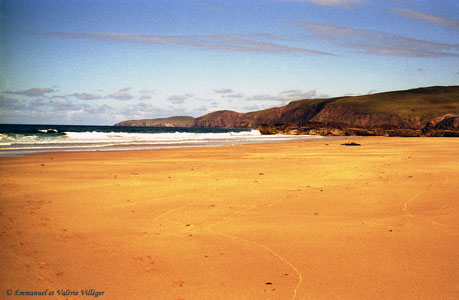 Sandwood bay, looking north. The beach goes on for several kilometers. There is room for everyone, even on busy days