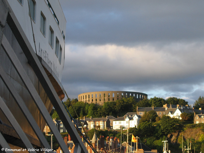 La tour McCaig vue du port.