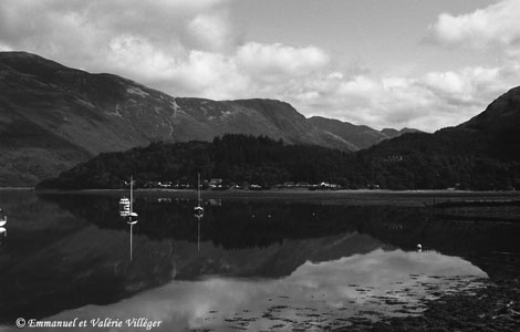 Le loch Leven devient un miroir par un jour calme, derrière, le village de Glencoe