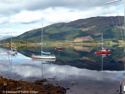 Le loch Leven devient un miroir par un jour calme, vue du port de Glencoe