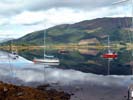 Le loch Leven devient un miroir par un jour calme, vue du port de Glencoe