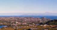 The eastern coast of Harris is very mineral and provides excellent views on Skye (Trotternish)