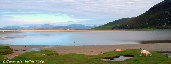 La plage de Scarista derrière le loch vue du Visitor Center de Tuaobh Tuàth