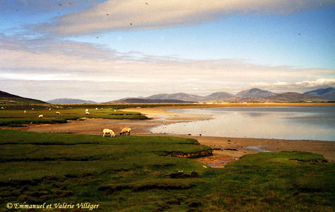 La plage de Scarista derrière le loch vue du Visitor Center de Tuaobh Tuàth