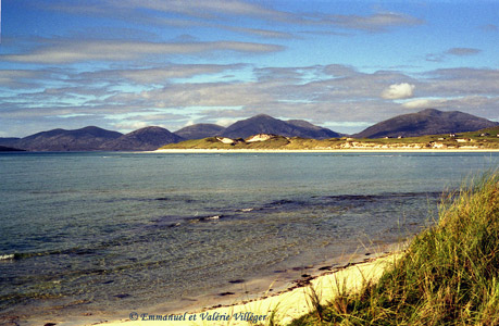 Beach at Seilebost at high tide, view towards the dunes of Losgaintir