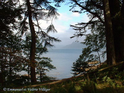 Vue des jardins du clan MacDonald vers la terre ferme à Armadale