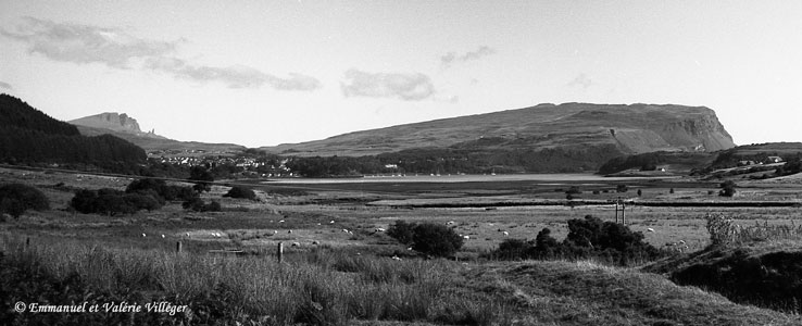 En arrivant vers Portree, la vue de carte postale, Portree dominée par le Storr et son old man