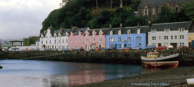 le port de Portree et ses petites maisons colorées.