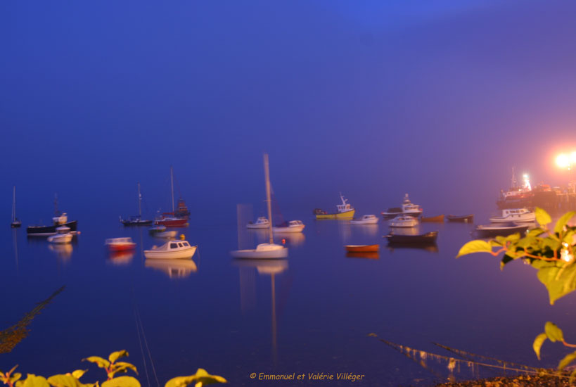 Soirée brumeuse sur le port de Portree