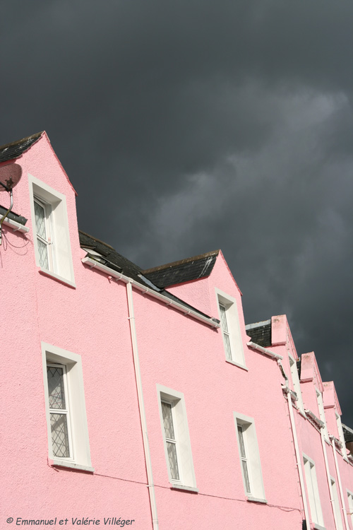 Maison rose sur le port.