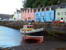 le port de Portree et ses petites maisons colorées.