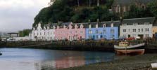 le port de Portree et ses petites maisons colorées.