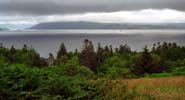 De nombreuses balades sont possibles dans Armadale Estate et dans les hauteurs. En montant au dessus du domaine, vue vers Mallaig. Au premier plan, les ruines du château incendié et jamais reconstruit