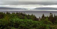 De nombreuses balades sont possibles dans Armadale Estate et dans les hauteurs. En montant au dessus du domaine, vue vers Mallaig. Au premier plan, les ruines du château incendié et jamais reconstruit