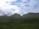 La chaine de Trotternish vue de la route du Quiraing, un jour de pluie.