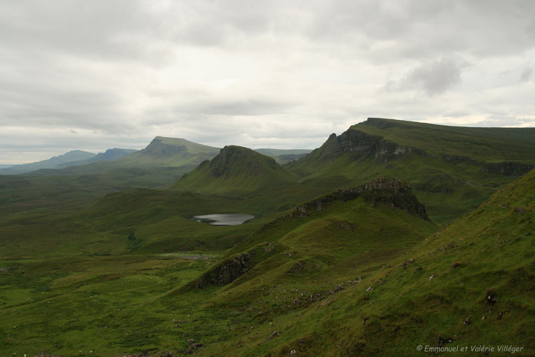 Vue vers la chaine de Trotternish depuis le chemin