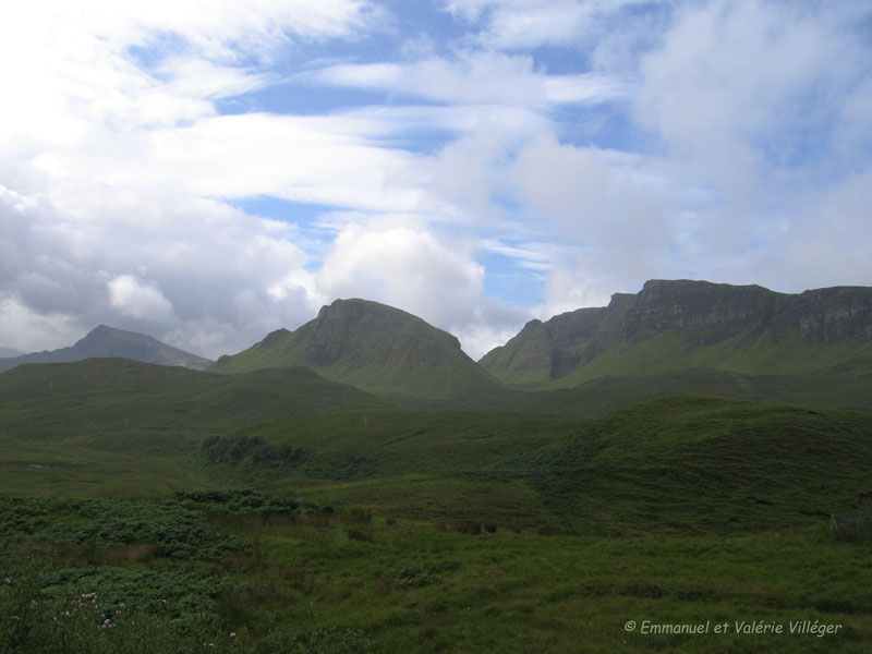 La chaine de Trotternish vue de la route du Quiraing, un jour de pluie.