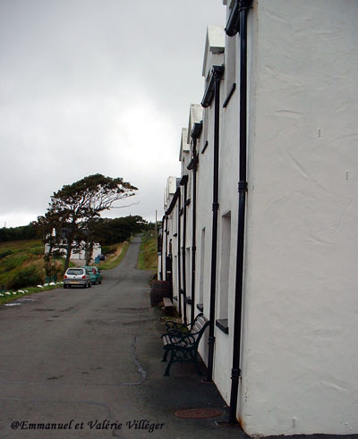 La rangée de maisons blanches à Stein