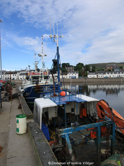 La rangée de maison blanche d'Ullapool